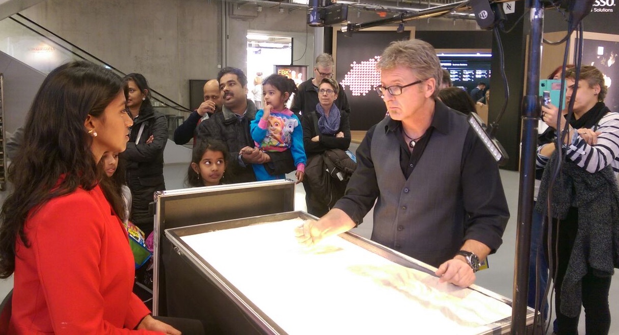 Urs Rudin with his Live Sandportraits 