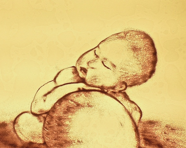 Von Urs Rudin mit Sand gemaltes Baby