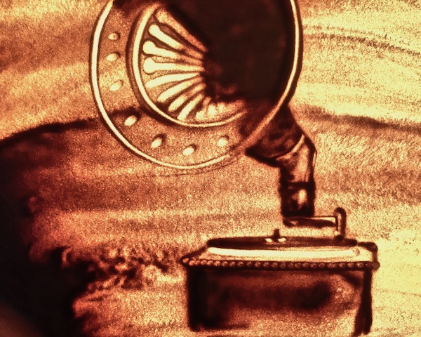 Von Urs Rudin mit Sand gemaltes Grammophon