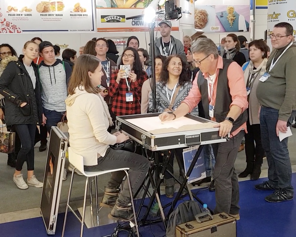 Live Sandportraits an Messe